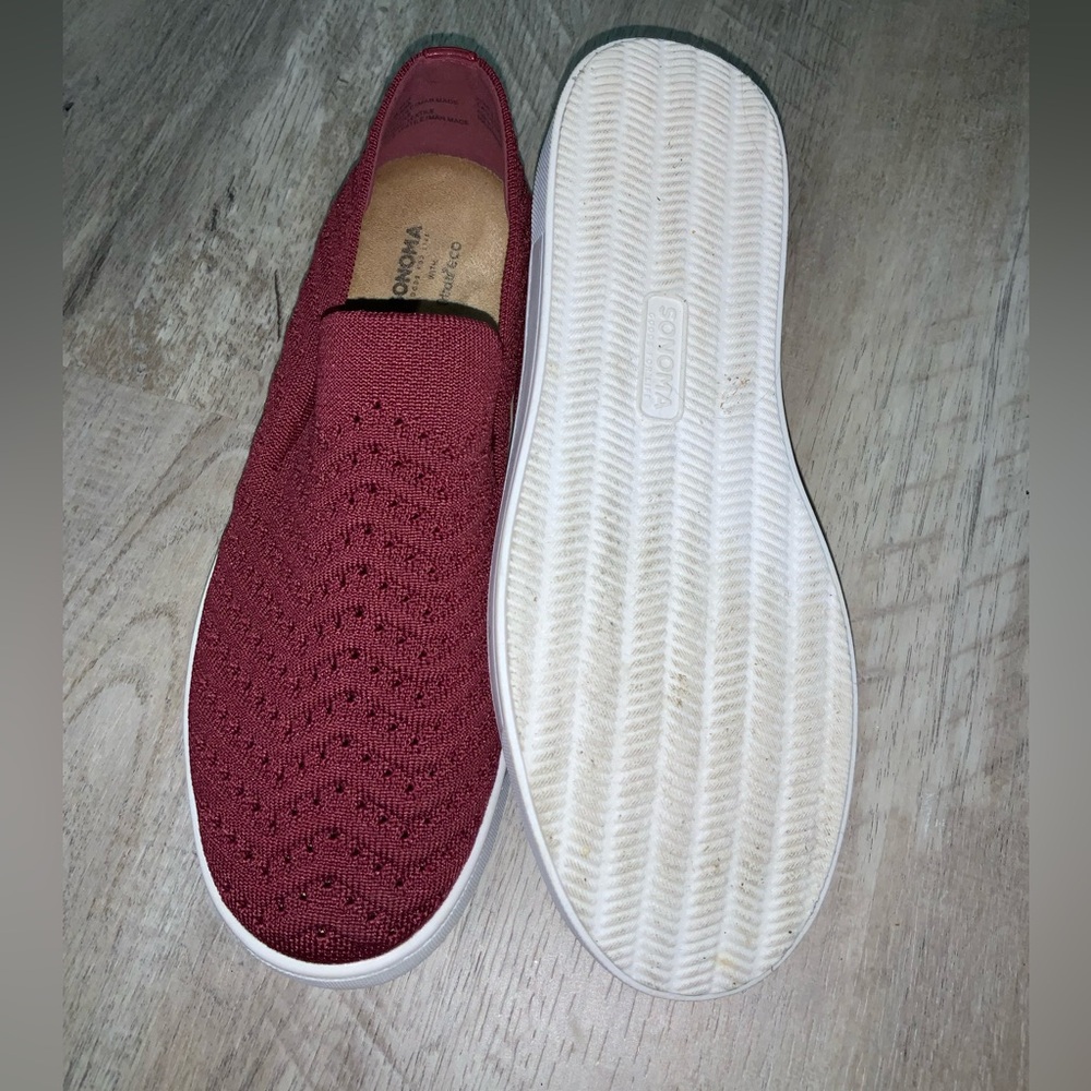 (Bin 32)  Sonoma, burgundy comfort knit lightweight shoes, Size 8.5 - Picture 2 of 7